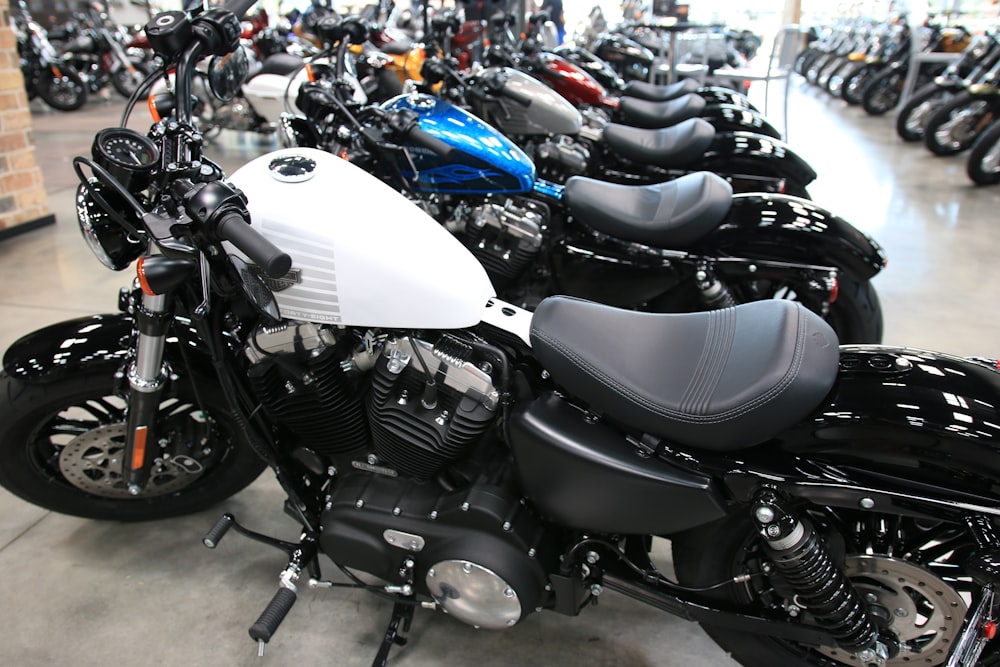 uma fileira de motocicletas estacionadas uma ao lado da outra