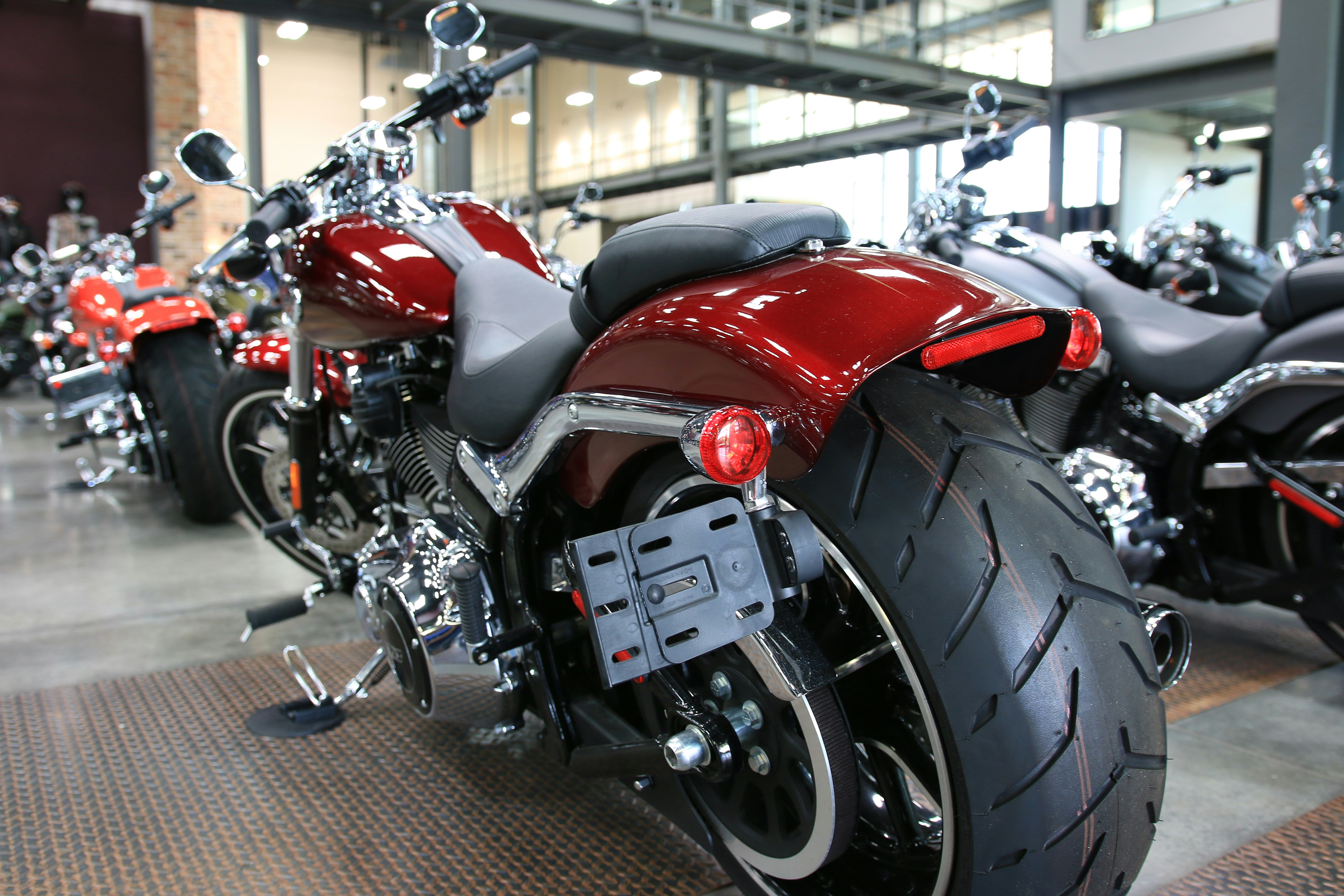 une rangée de motos garées à l’intérieur d’un bâtiment