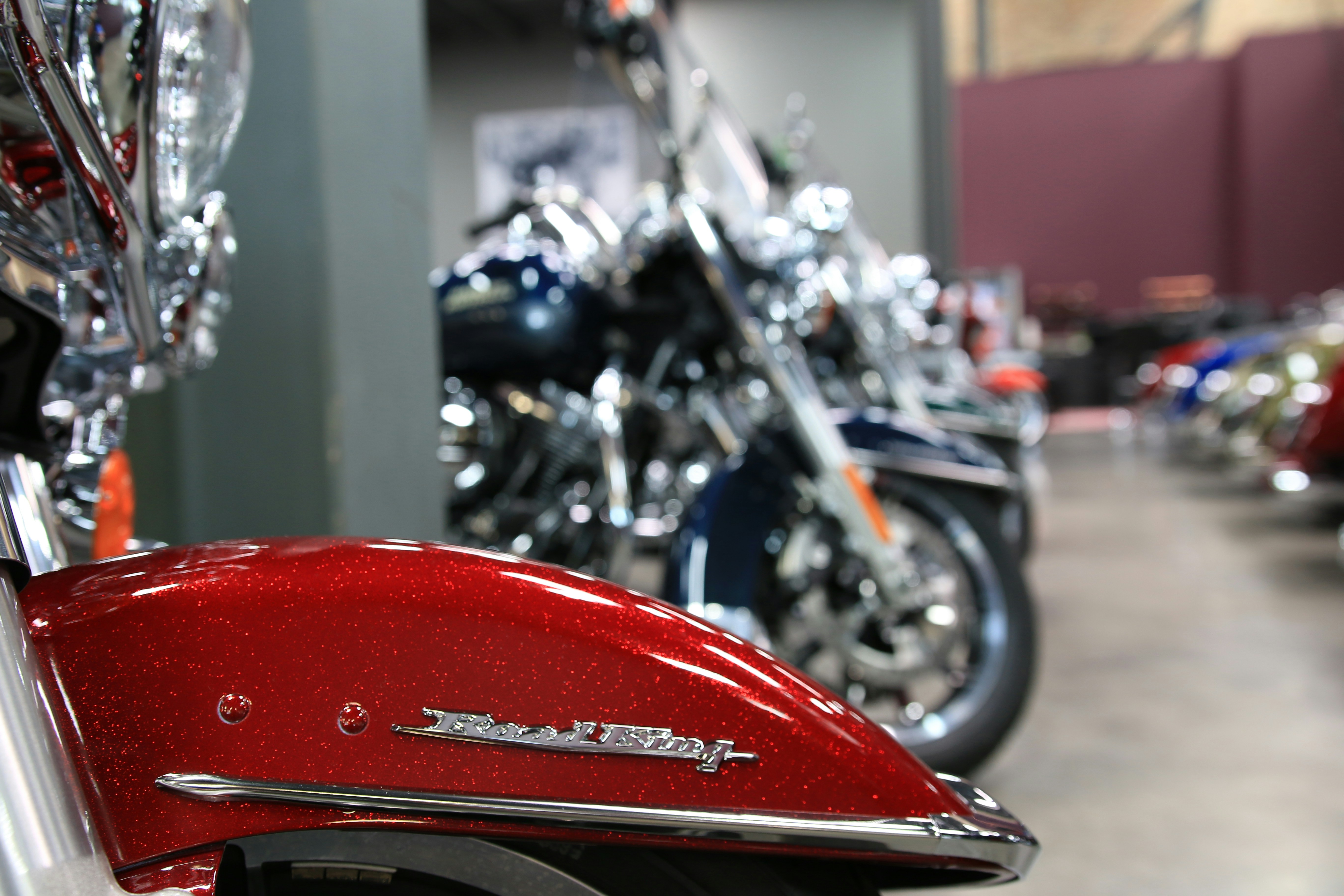 une rangée de motos garées les unes à côté des autres