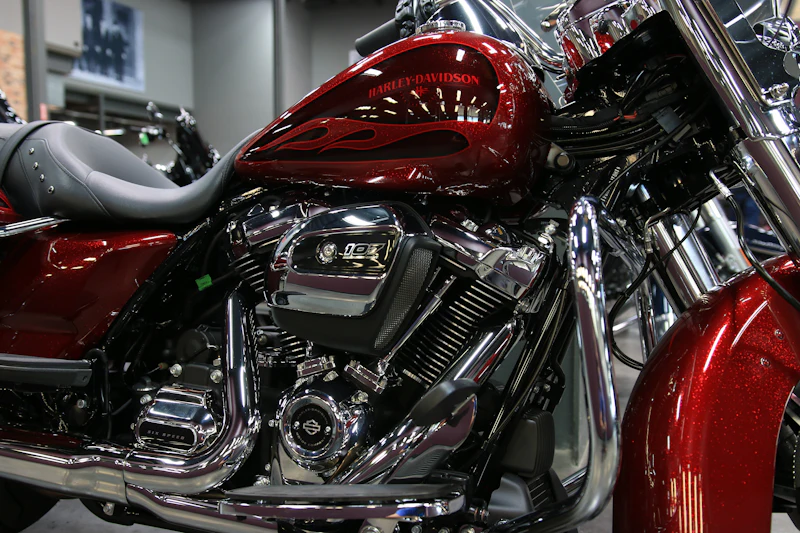 Xe máy đỏ trong showroom