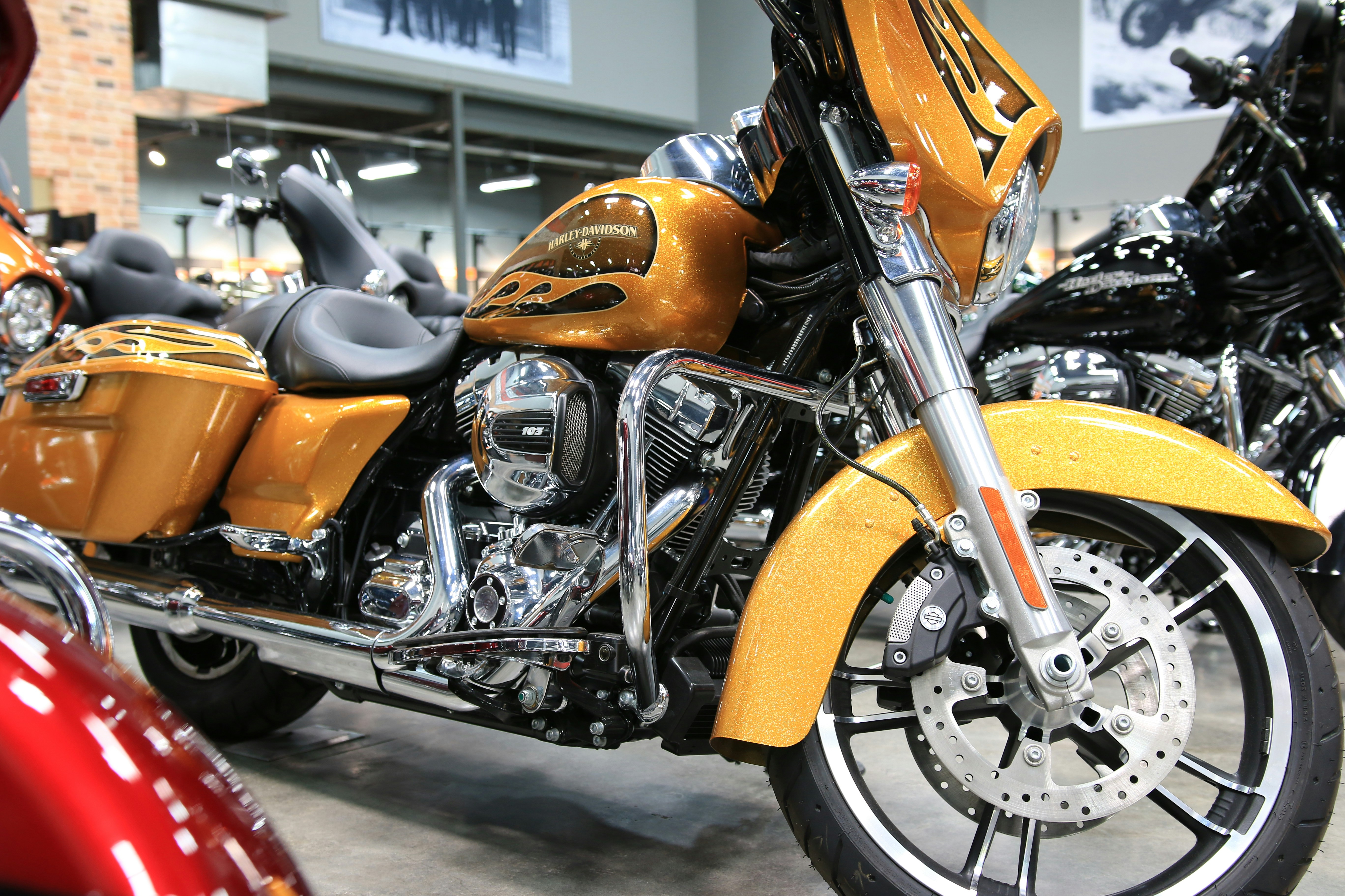 a row of motorcycles parked next to each other