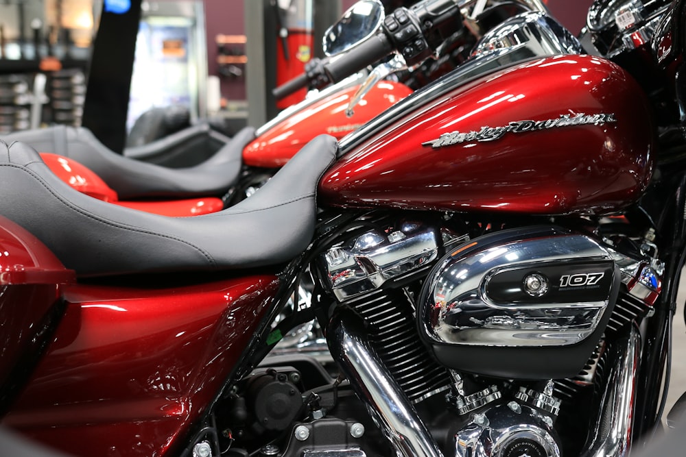 um close up de uma motocicleta vermelha em exibição