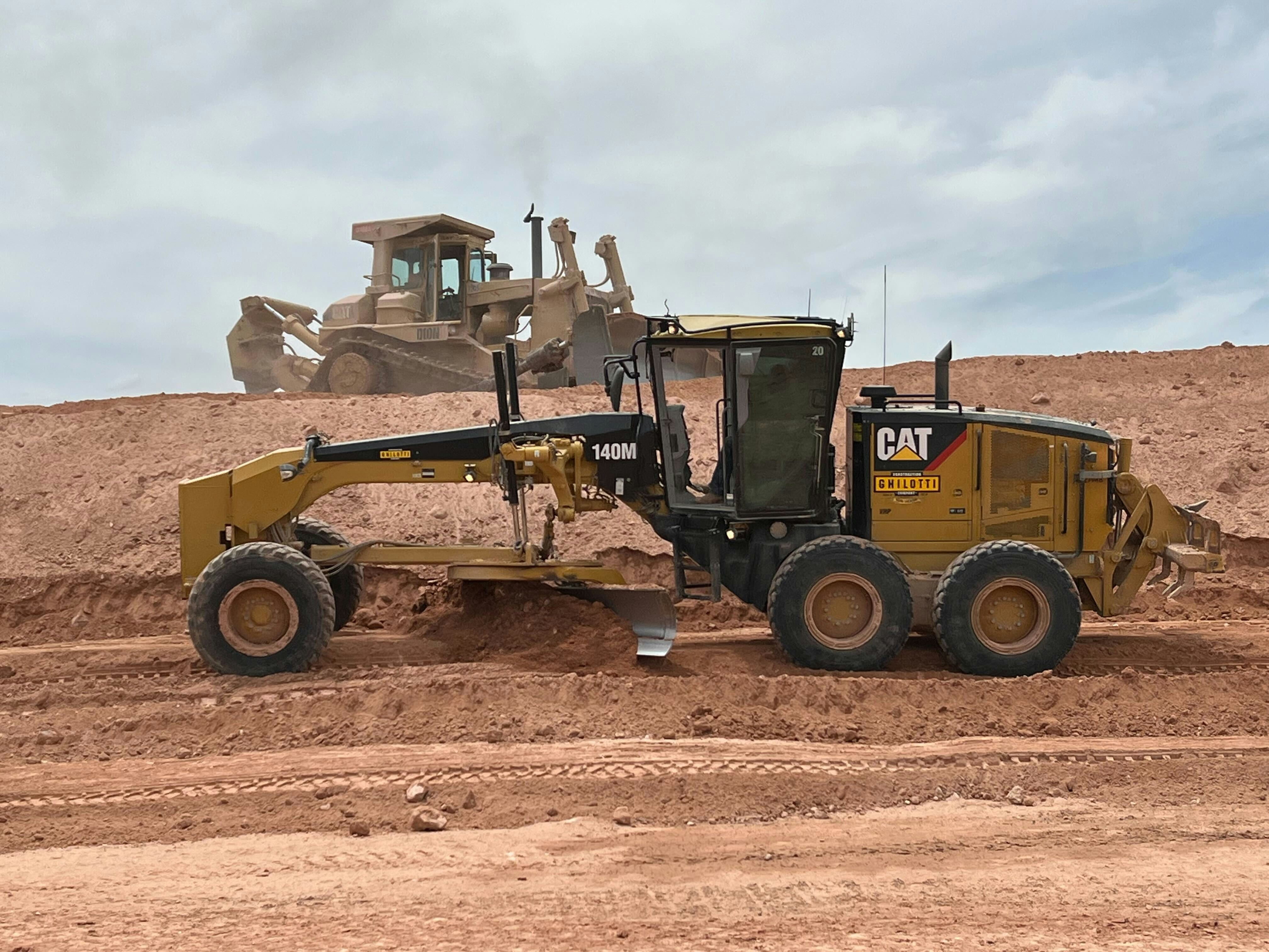 Bulldozer Caterpillar D6 effectuant des travaux de nivellement sur chantier