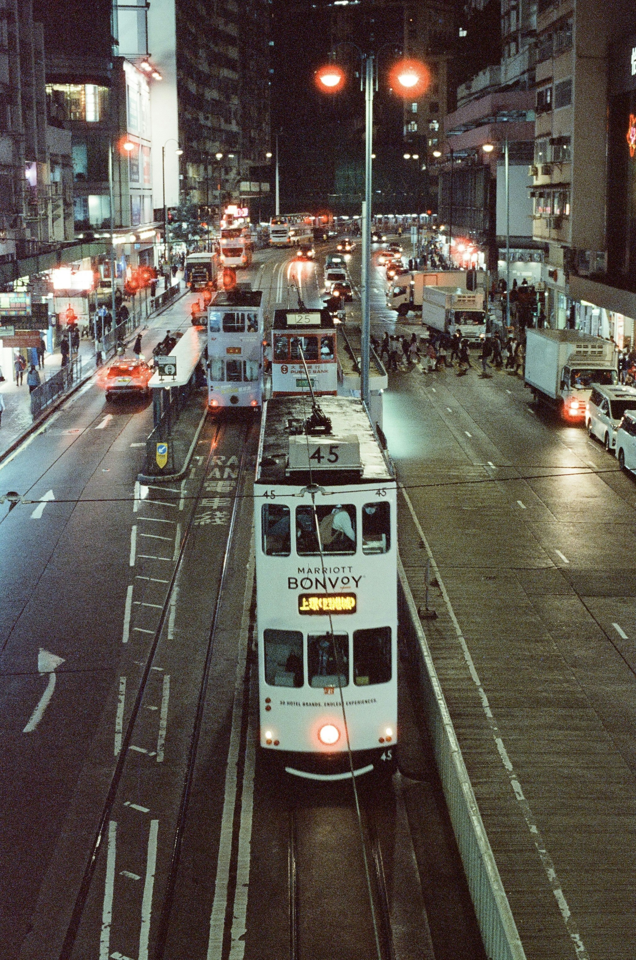 a city street filled with lots of traffic at night