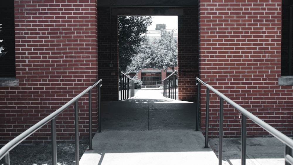 une photo en noir et blanc d’un bâtiment en briques rouges