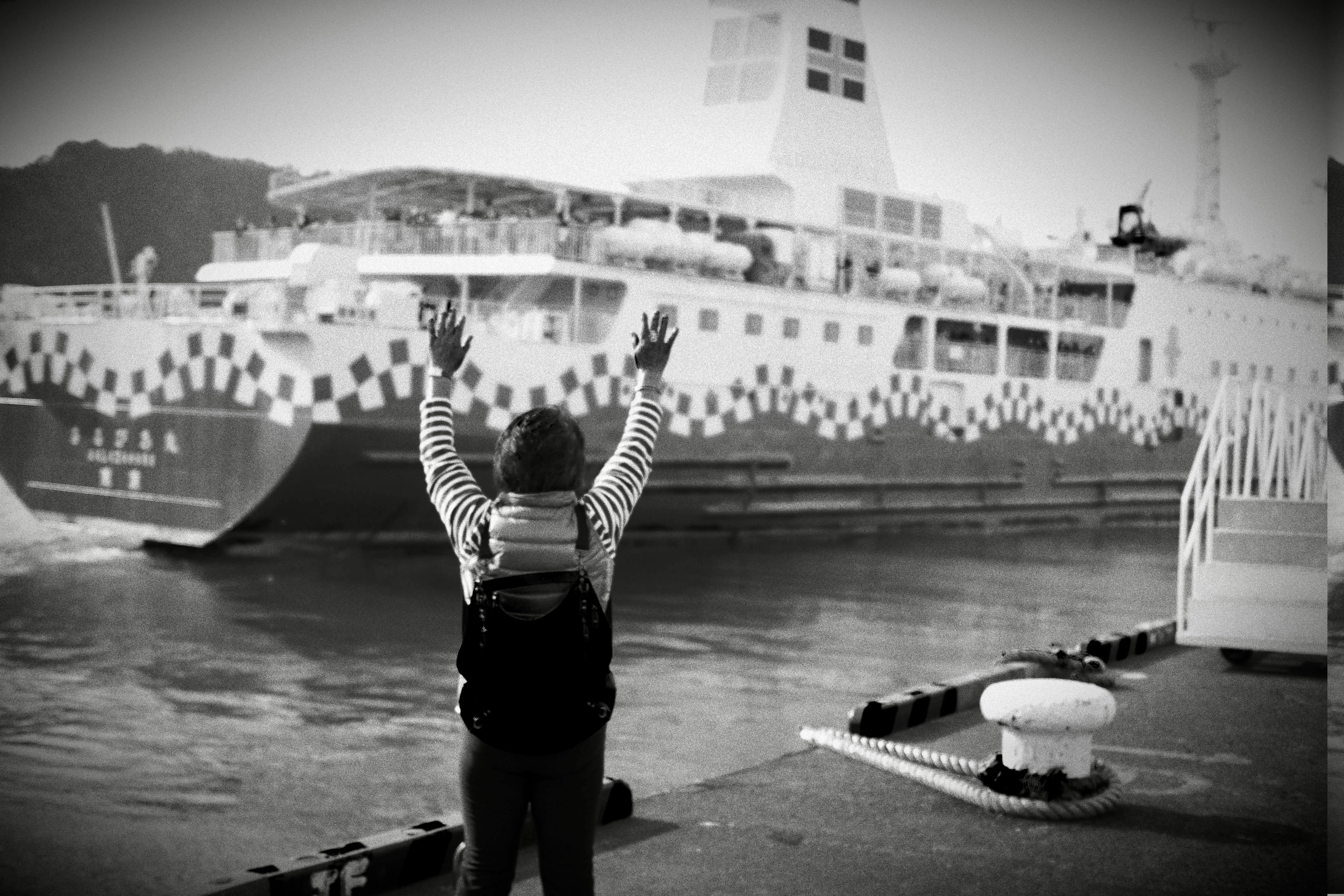 Une photo en noir et blanc d’une femme levant les mains
