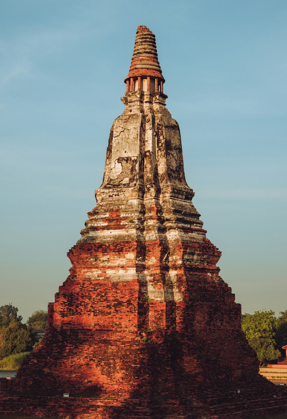 uma torre muito alta com um relógio em cima dela