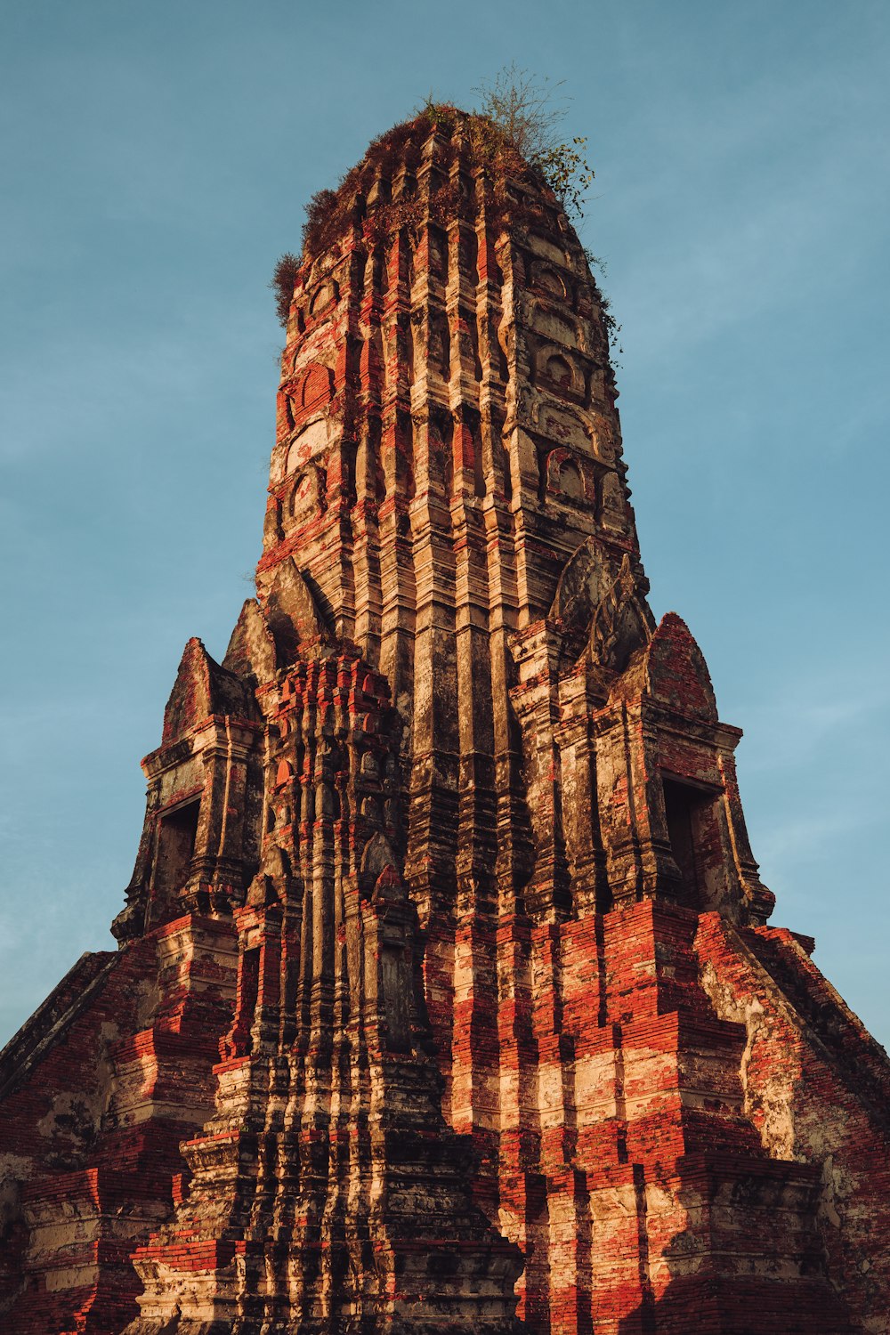 Una torre muy alta con un reloj en su lado