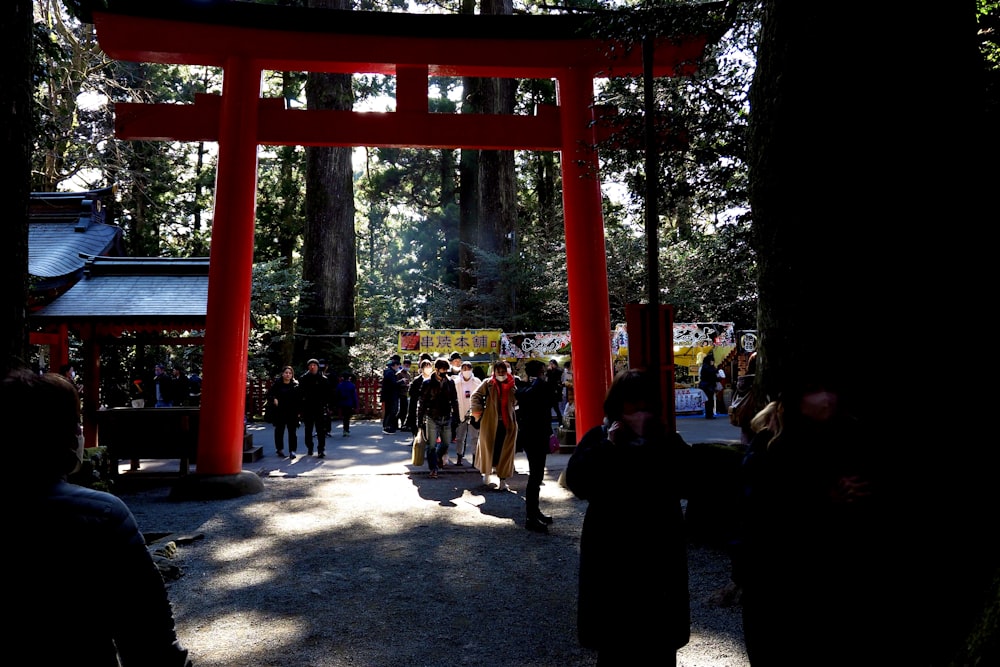 Eine Gruppe von Menschen, die vor einem roten Tori Tori Tori Tori Tori stehen