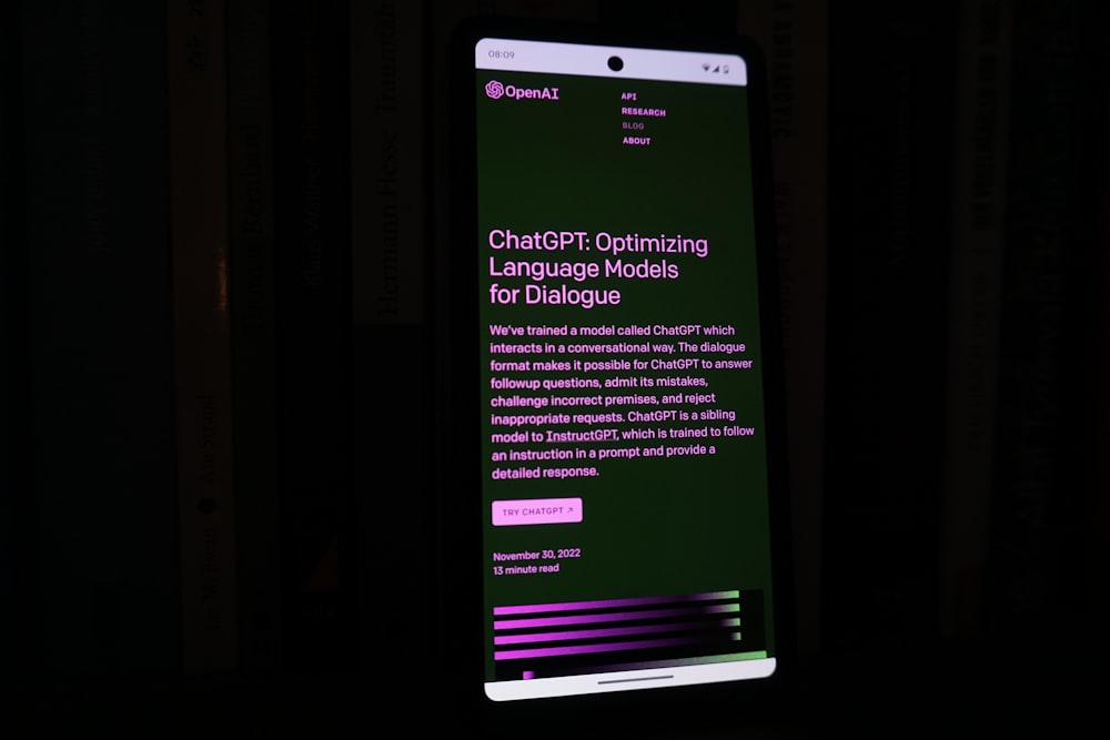 ein Handy mit beleuchtetem Bildschirm im Dunkeln