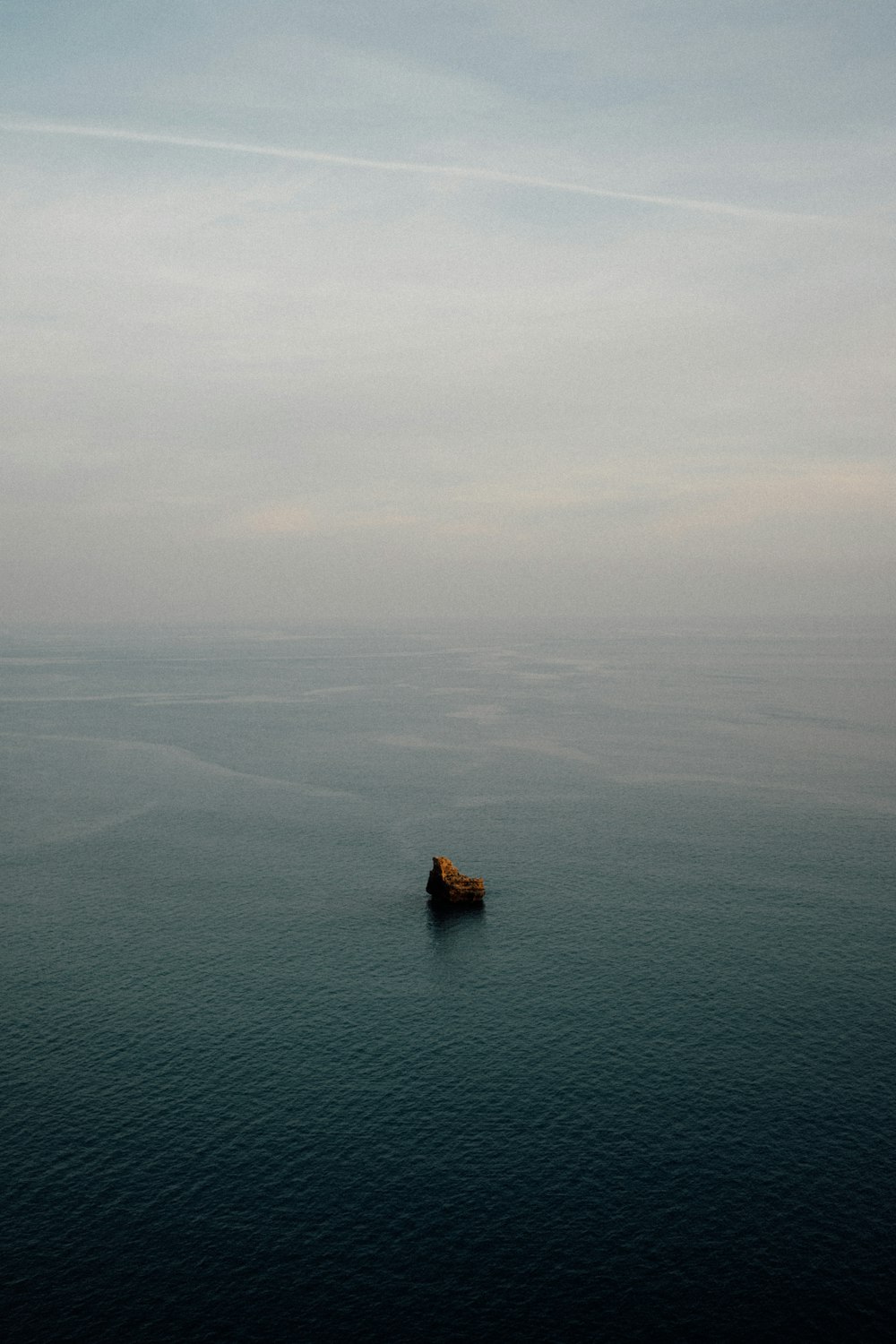 Una barca solitaria che galleggia in mezzo all'oceano