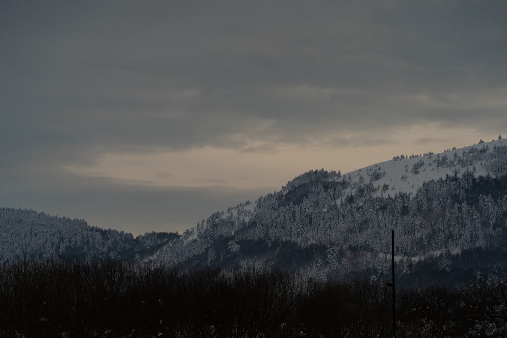 Une montagne couverte de neige sous un ciel nuageux