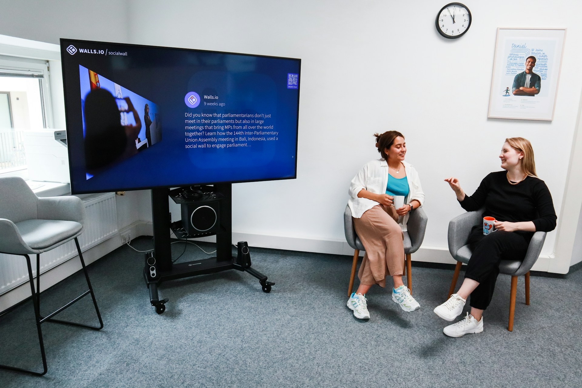 gray computer monitor