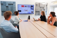 Personnes en train de suivre une formation au sujet de l'intelligence artificielle