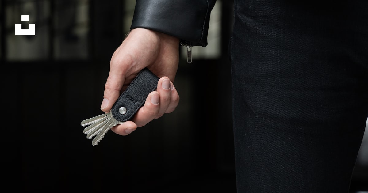 Foto zum Thema Eine Person, die einen Autoschlüssel in der Hand hält