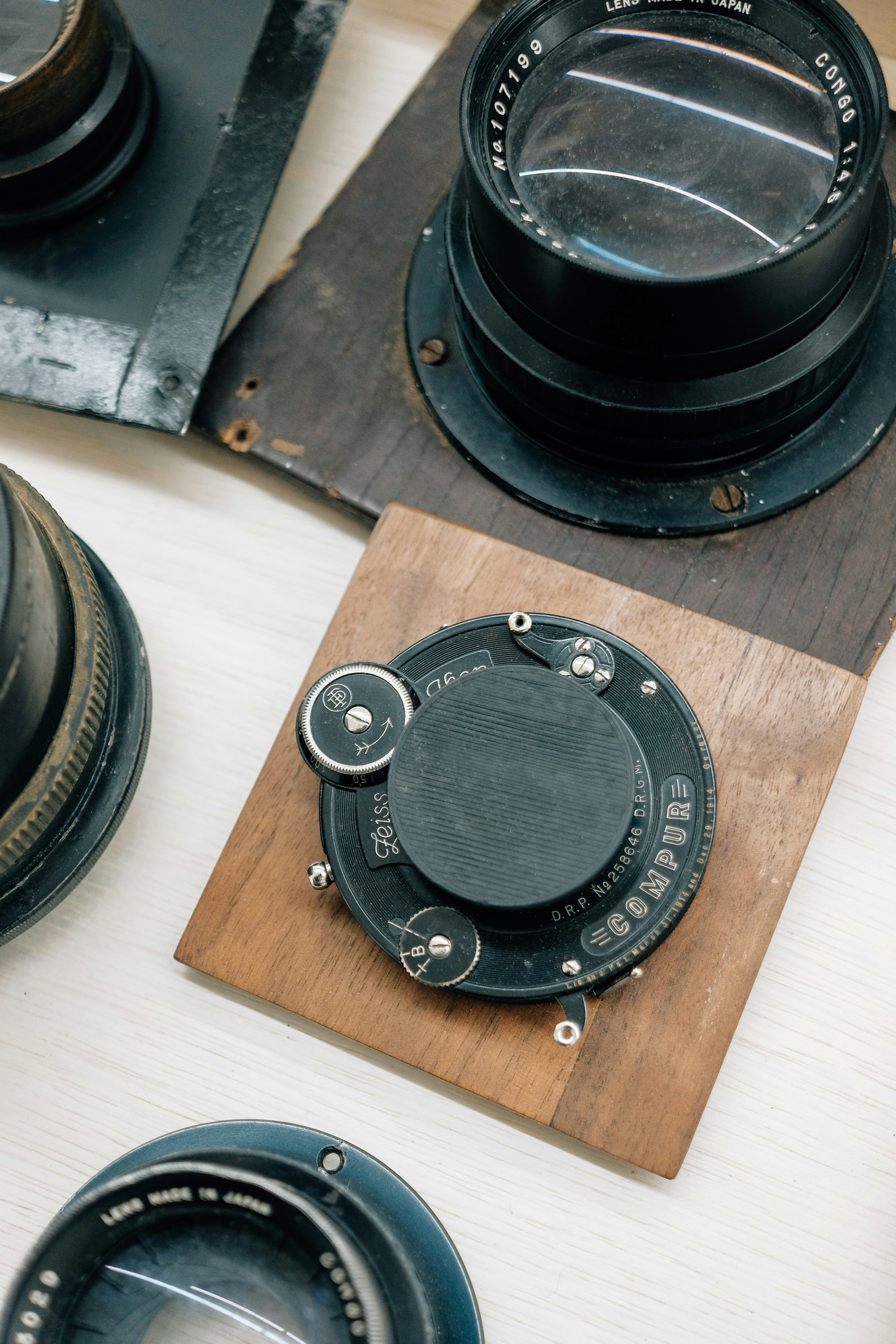 나무 판에 카메라 렌즈의 클로즈업