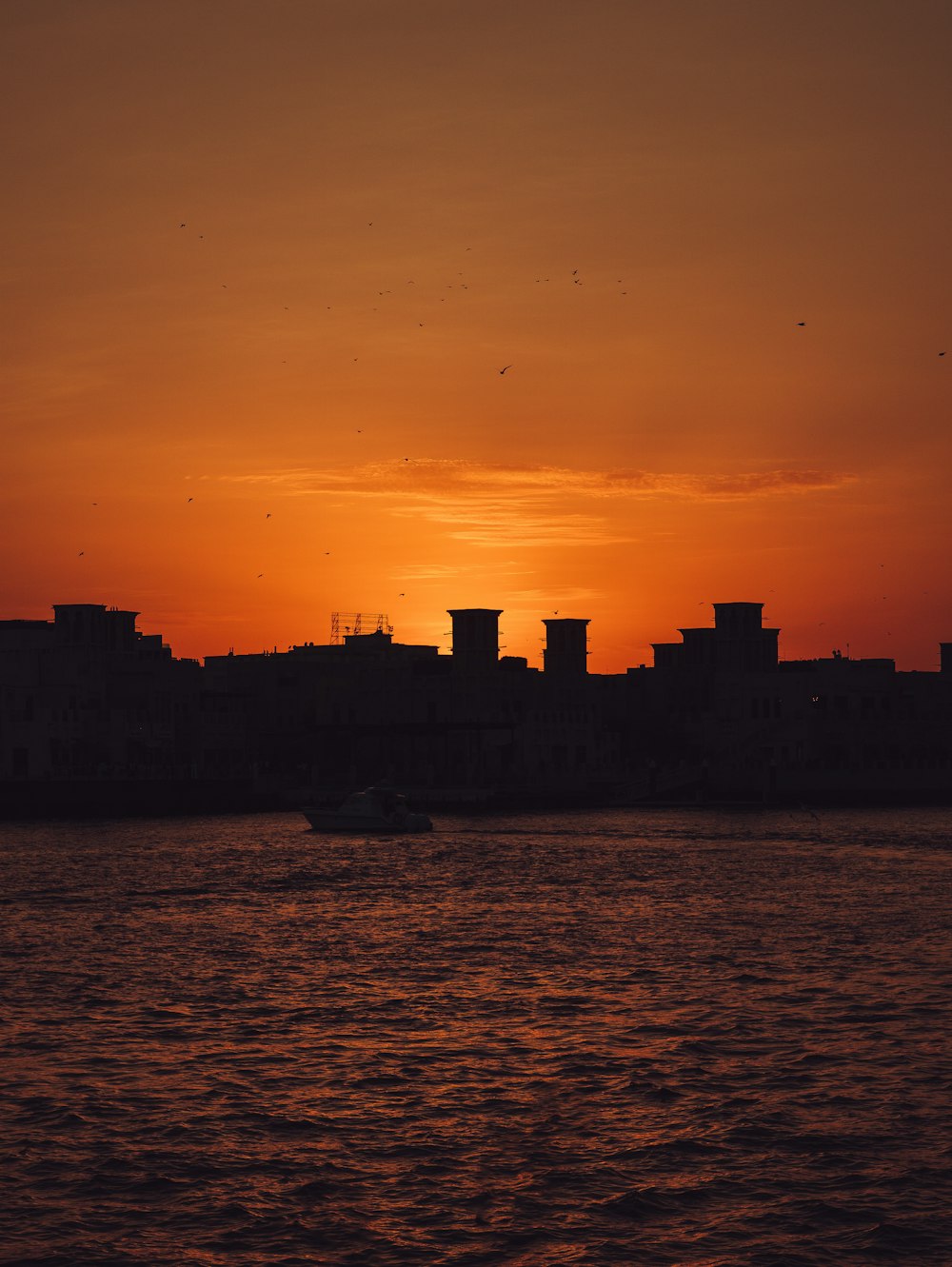 Il sole sta tramontando su una città sull'acqua