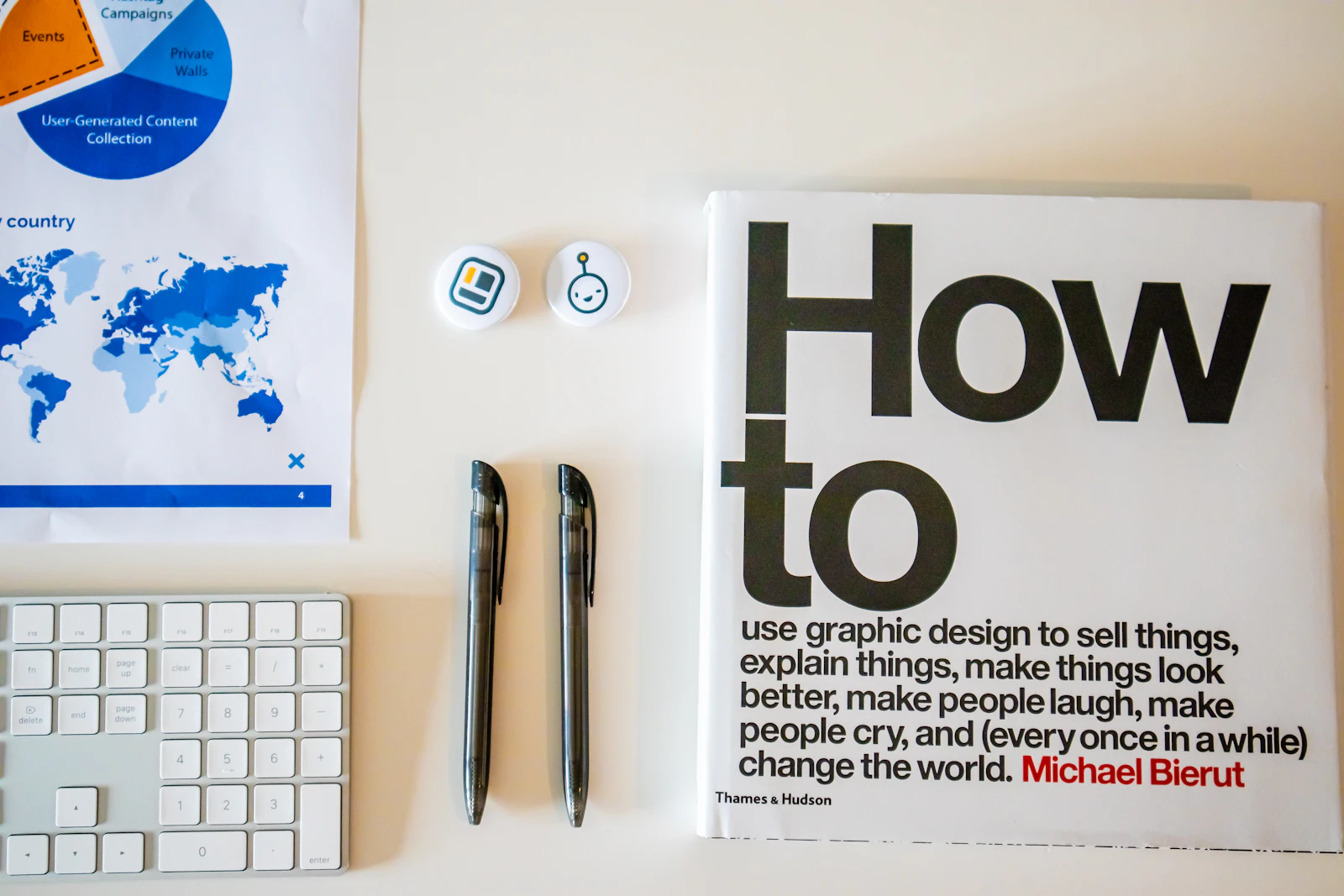 Livre de design et composition éditoriale sur une table de travail