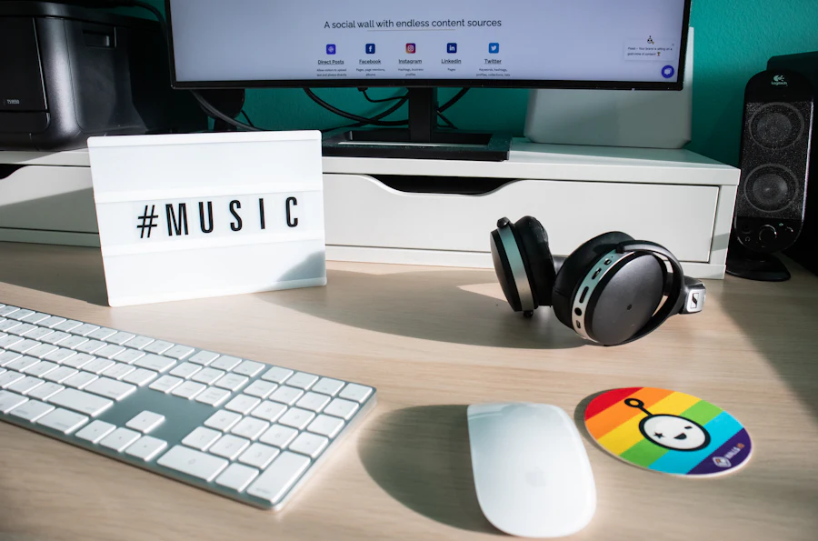 Mesa com teclado, mouse e fones de ouvido