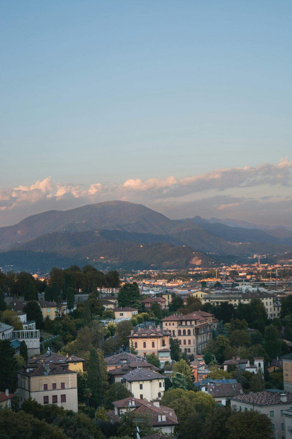 Blick auf eine Stadt mit Bergen im Hintergrund