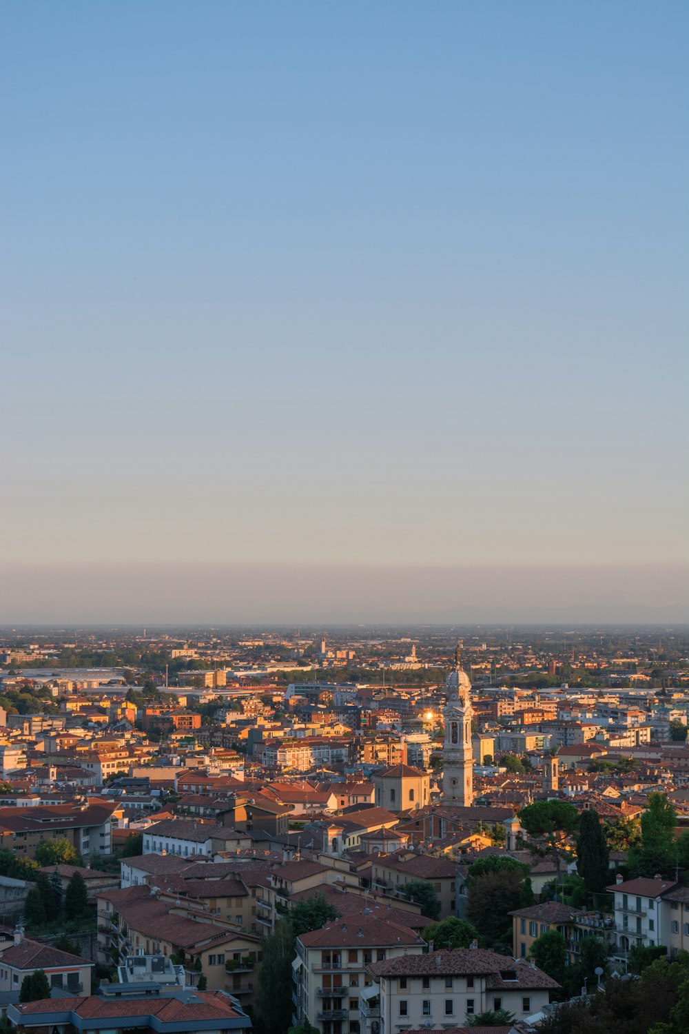 Blick auf eine Stadt mit Uhrturm