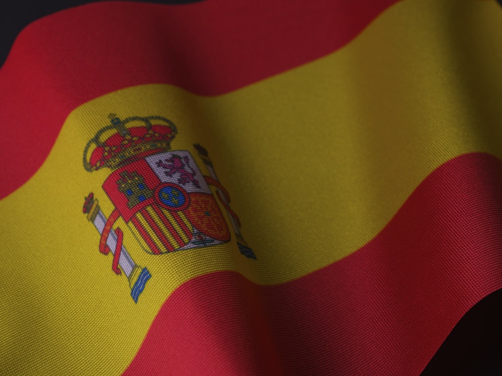 スペインの旗が風になびく