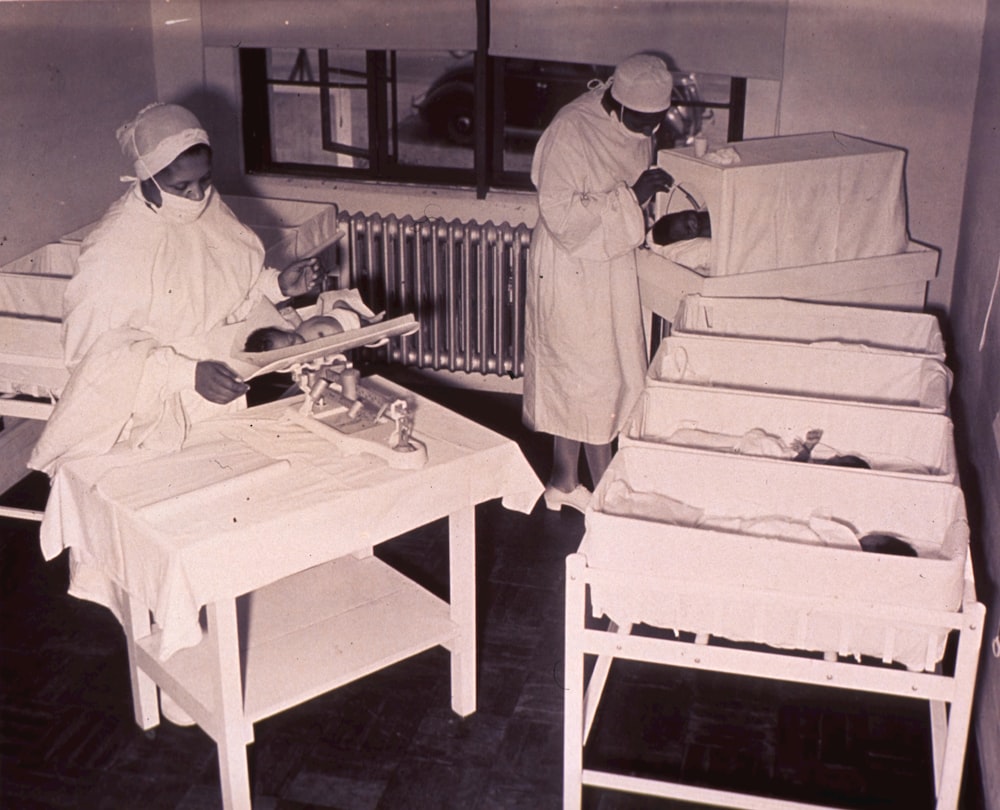 uma foto em preto e branco de enfermeiras em um hospital