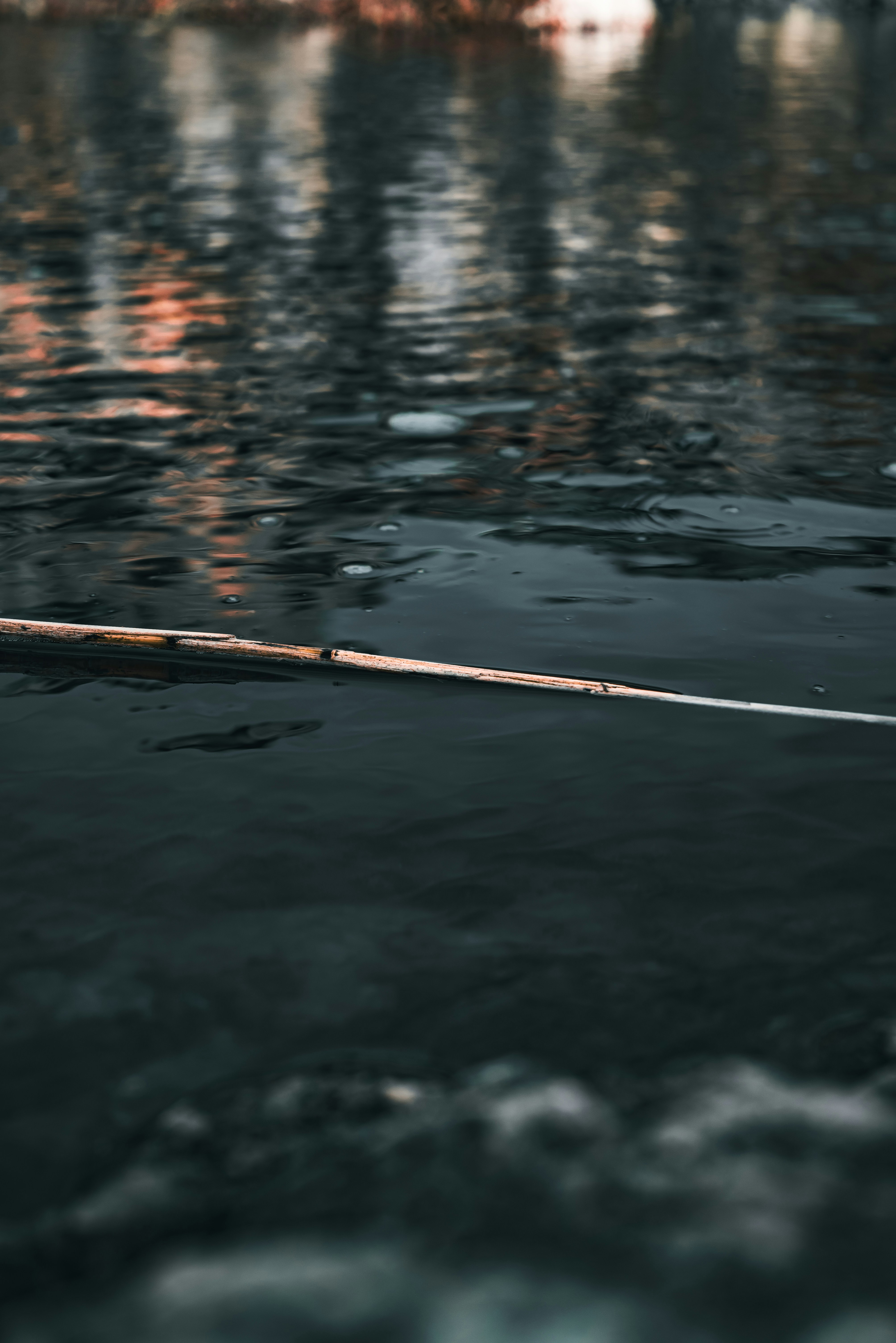um pequeno barco flutuando em cima de um corpo de água