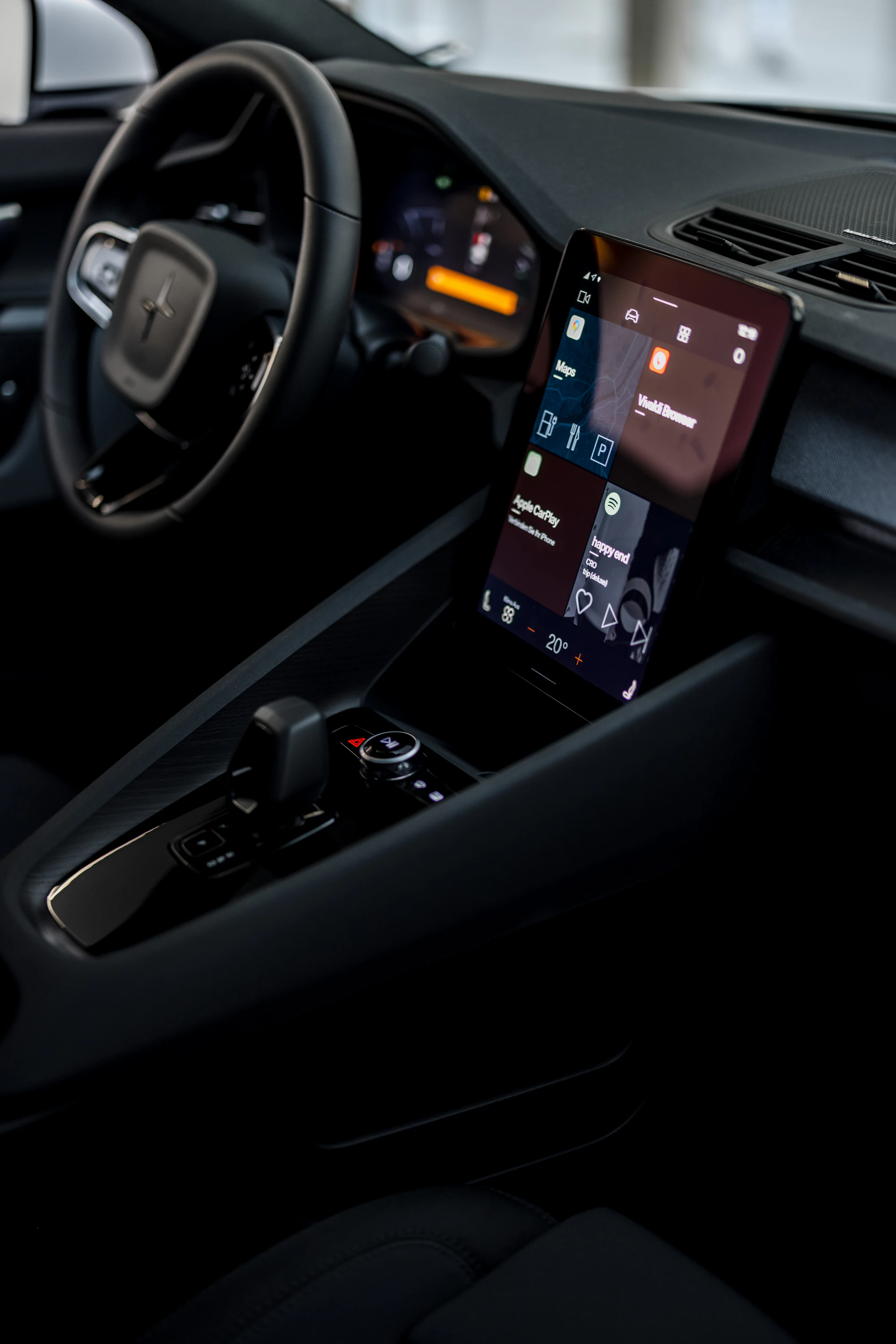 Tableau de bord voiture moderne avec smartphone au centre — accessoires connectés indispensables