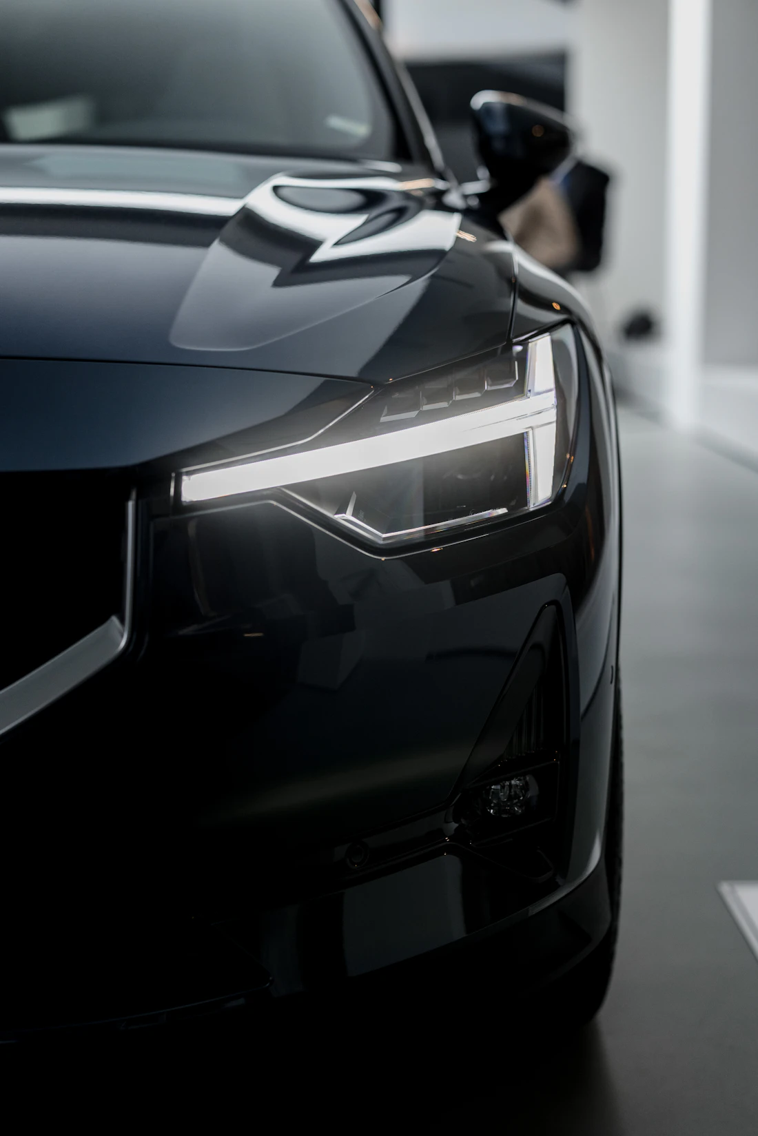 Zwarte auto in een showroom