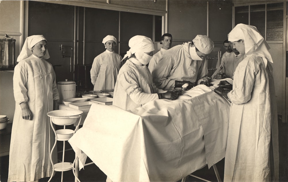 Una foto en blanco y negro de un grupo de médicos