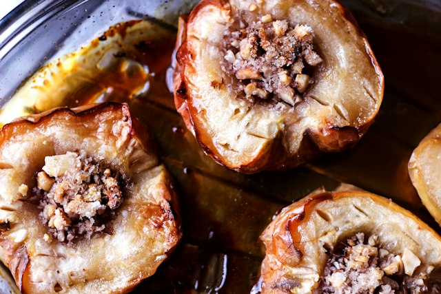 Baked apples with walnuts and honey syrup