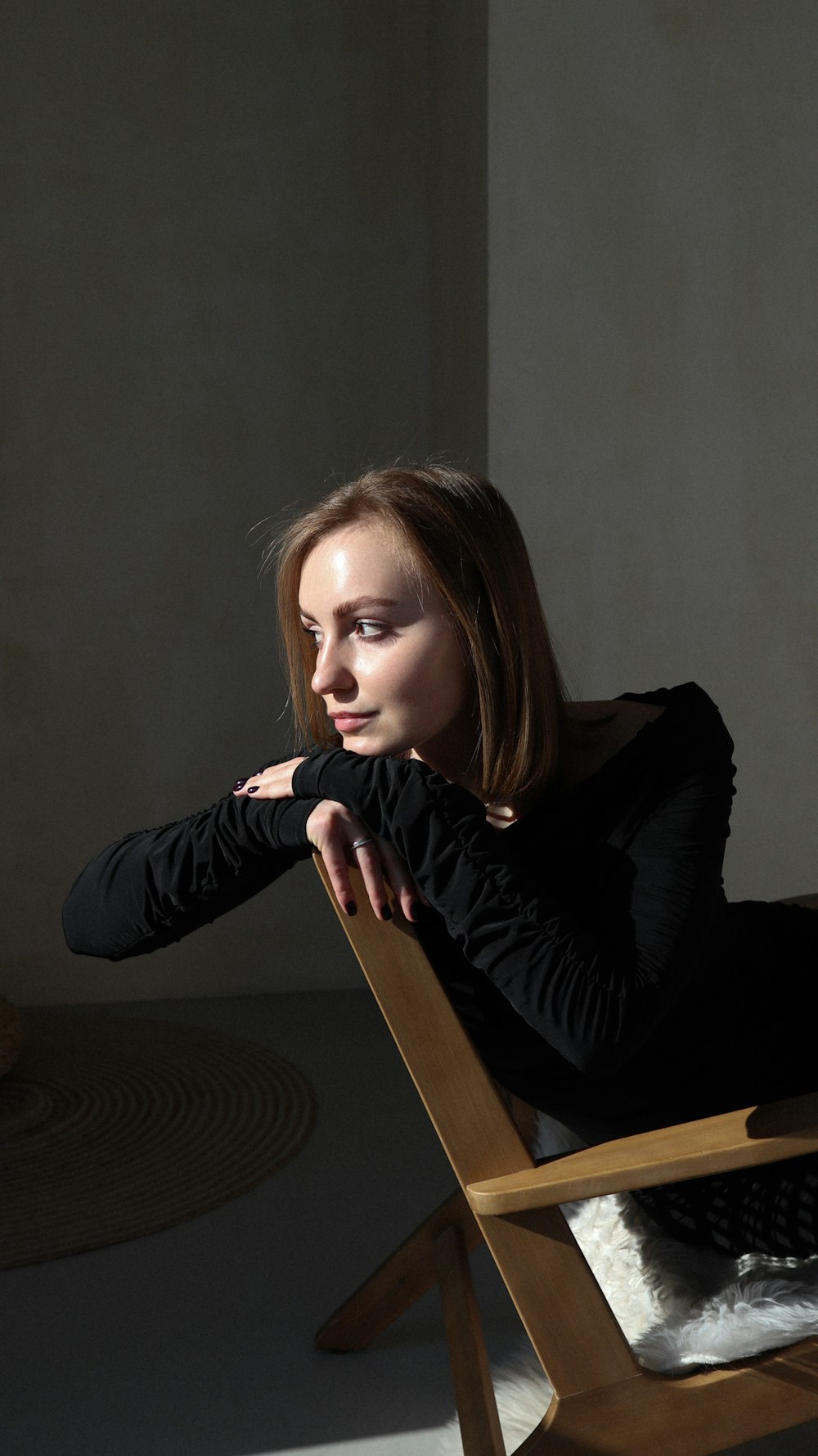 une femme assise sur une chaise dans une pièce