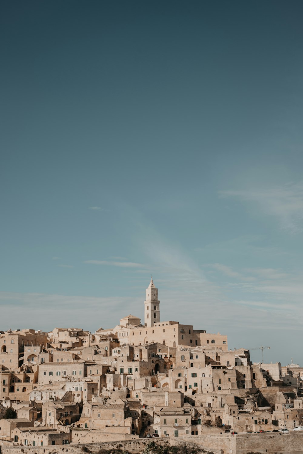 uma cidade com uma torre alta no topo dela