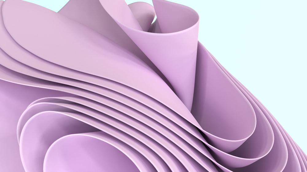 Un primer plano de una pila de papel púrpura