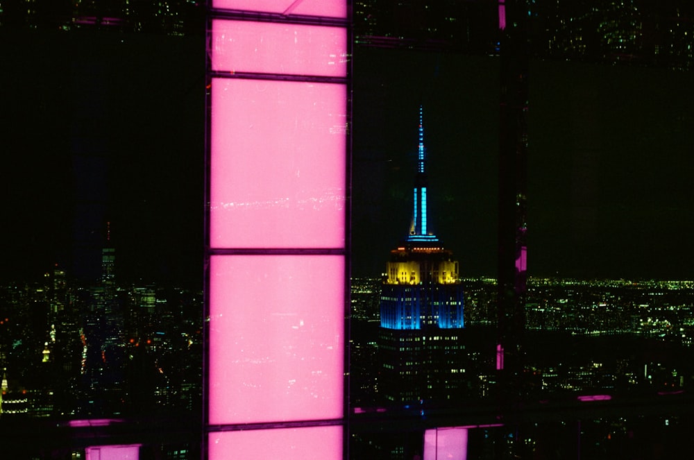 Ein Blick auf eine Stadt bei Nacht von einem hohen Gebäude