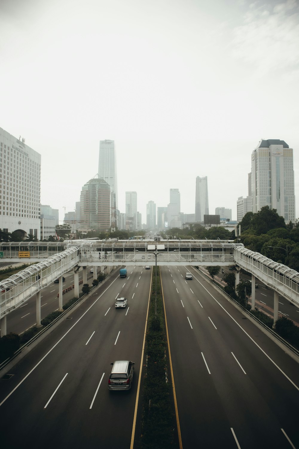 Un'autostrada con un autobus nel mezzo di una città