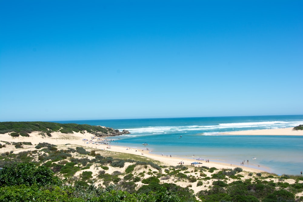 une vue d’une plage depuis une colline