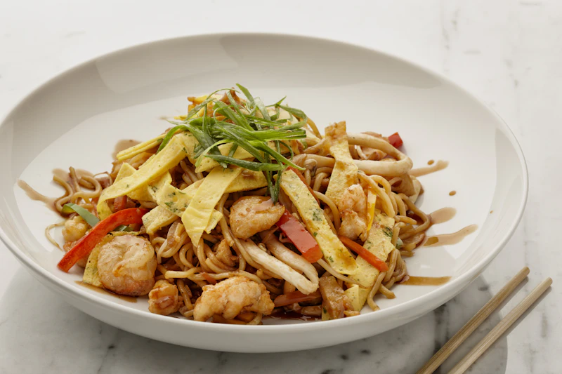 Fideos Udon Salteados con Gambas y Pak Choi