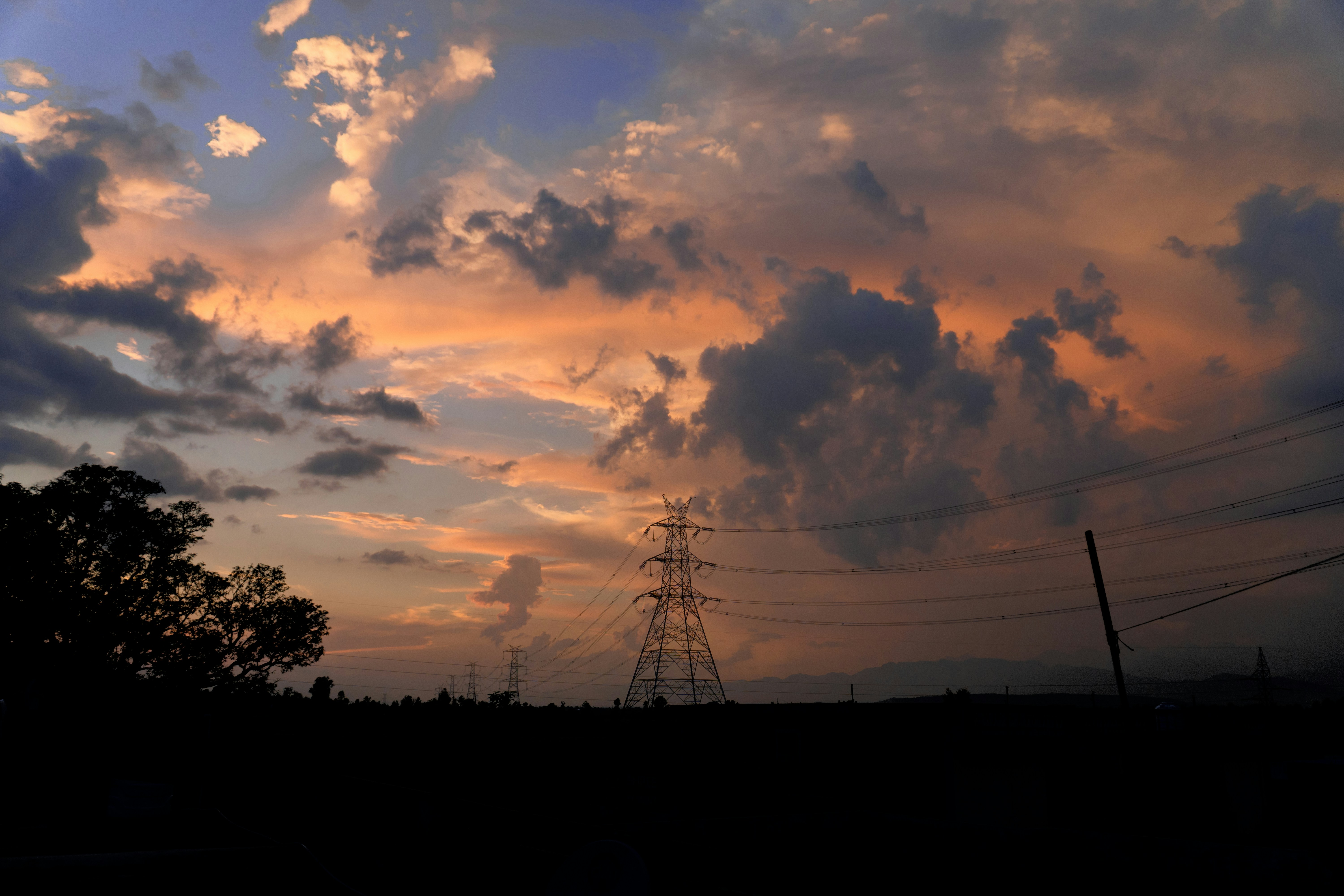 o sol está se pondo atrás das nuvens no céu
