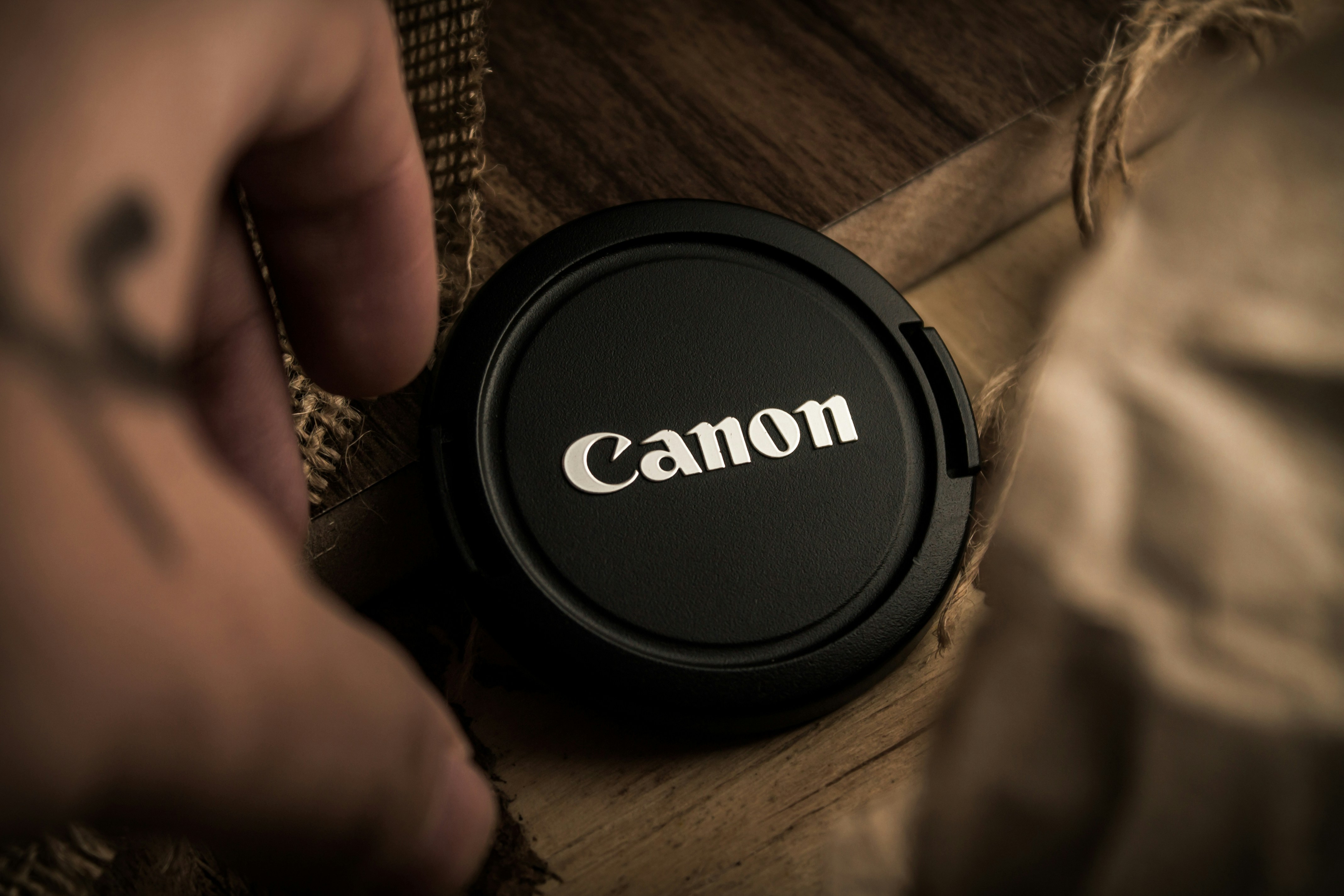 a camera lens cap with the word canon on it