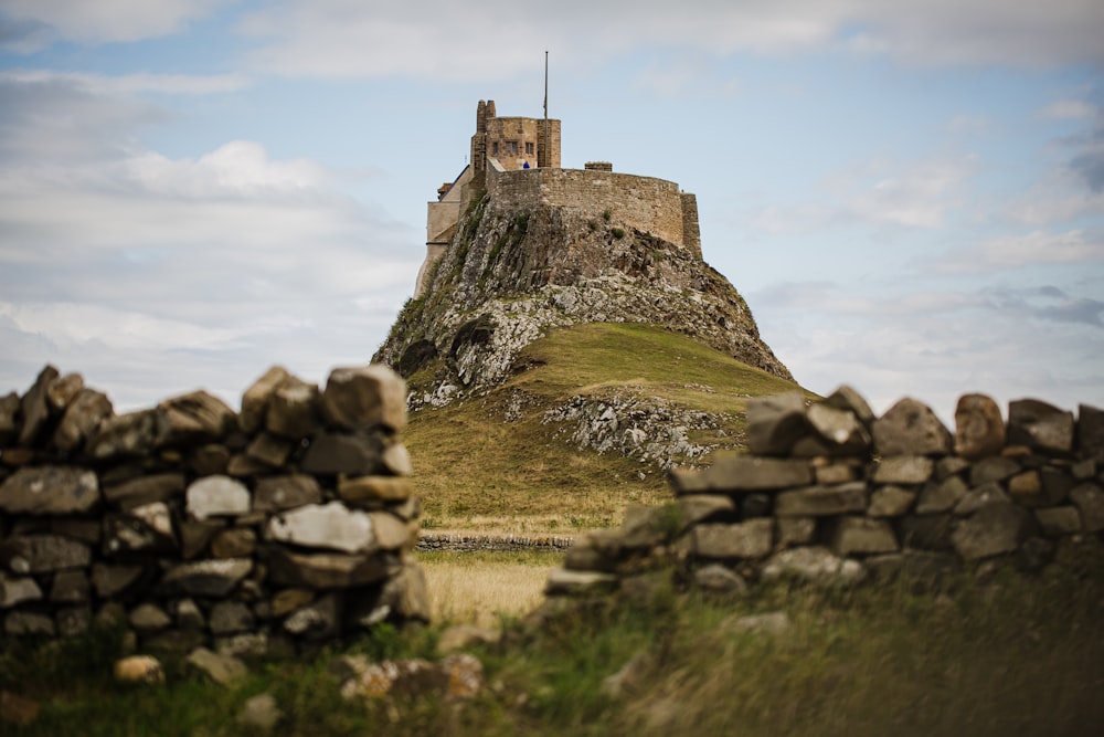 un château au sommet d’une colline entourée de rochers