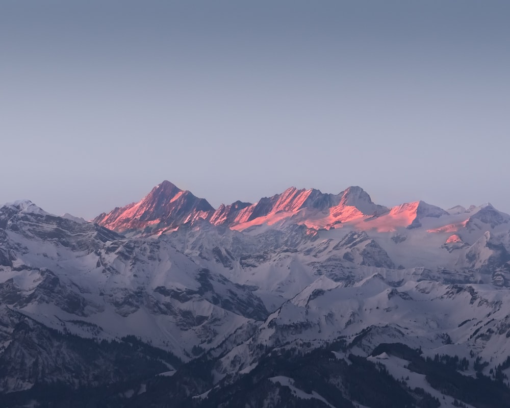 une vue d’une chaîne de montagnes au coucher du soleil