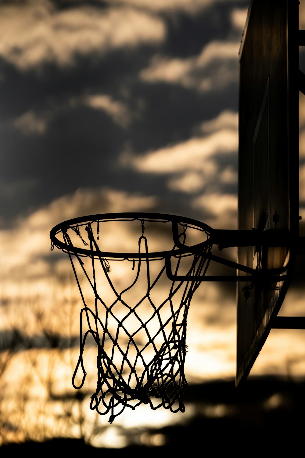 Una sagoma di un canestro da basket con un cielo nuvoloso sullo sfondo foto  – Cestino Immagine gratuita su Unsplash