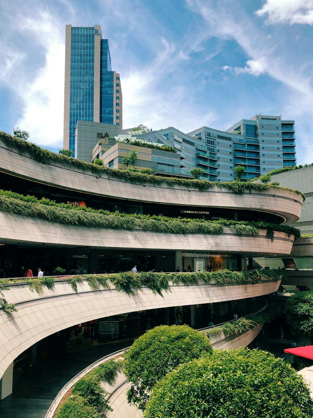 Un grupo de personas de pie en la parte superior de un edificio