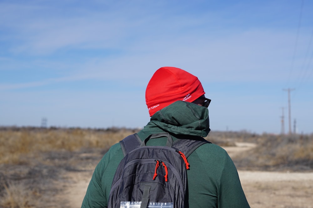 une personne avec un sac à dos sur un chemin de terre