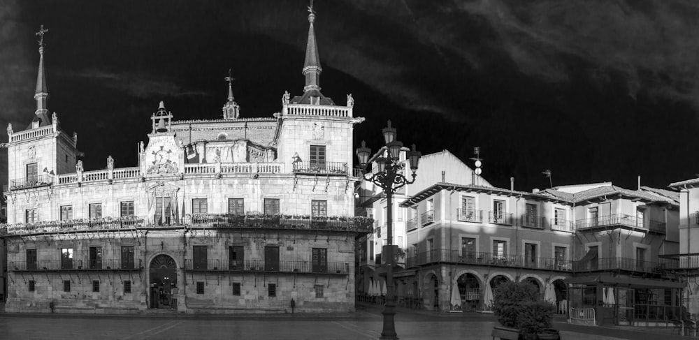 Una foto en blanco y negro de un gran edificio