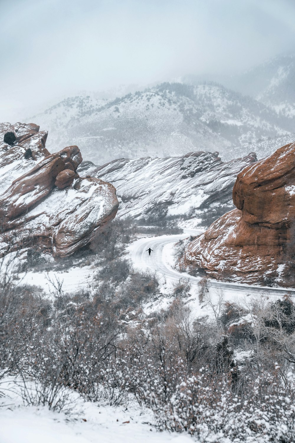 눈 덮인 산과 그 길을 통과하는 산