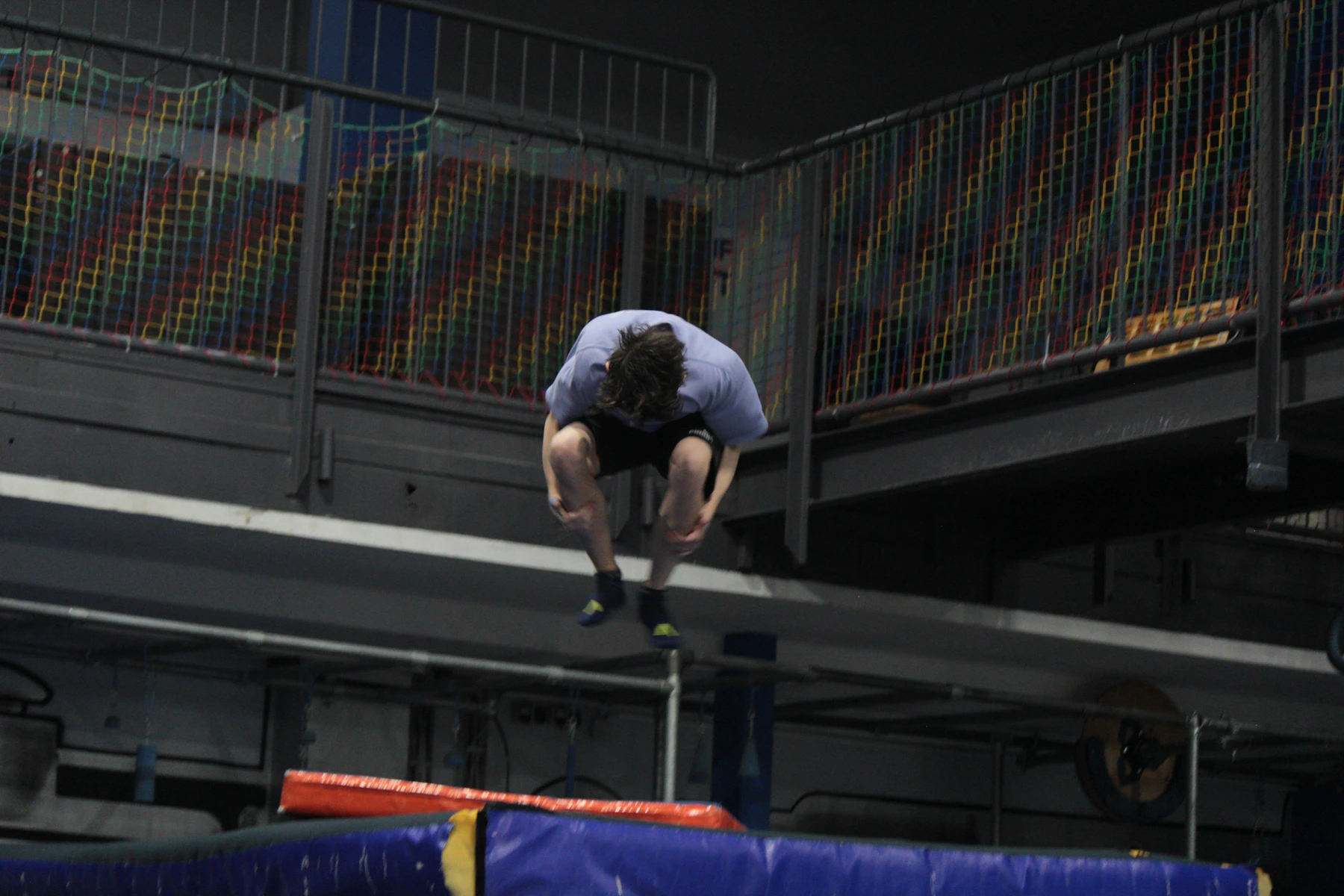 Pratiquant réalisant un saut sur un trampoline