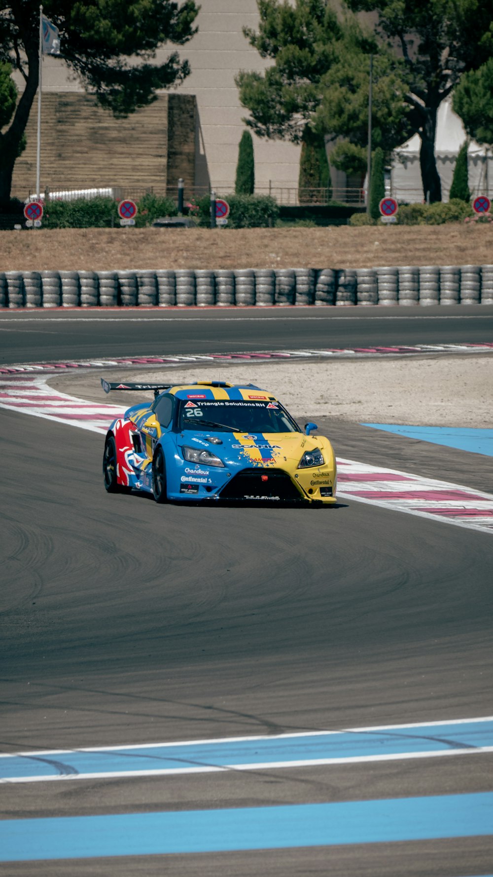 Une voiture de course circulant sur une piste de course photo